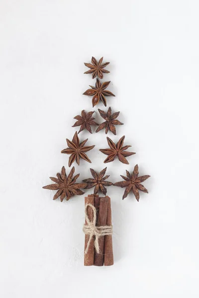 由星星茴香和肉桂棒制成的新年树 白色背景 顶视图 — 图库照片