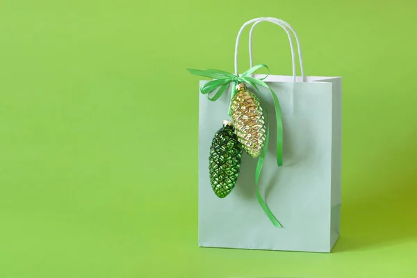 Bolsa Papel Verde Claro Decorada Con Conos Vidrio Fondo Verde —  Fotos de Stock