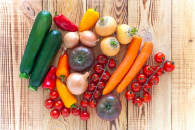 Ahşap arka planda organik çiğ sonbahar sebzeleri, vejetaryen yemek malzemeleri, üst manzara.