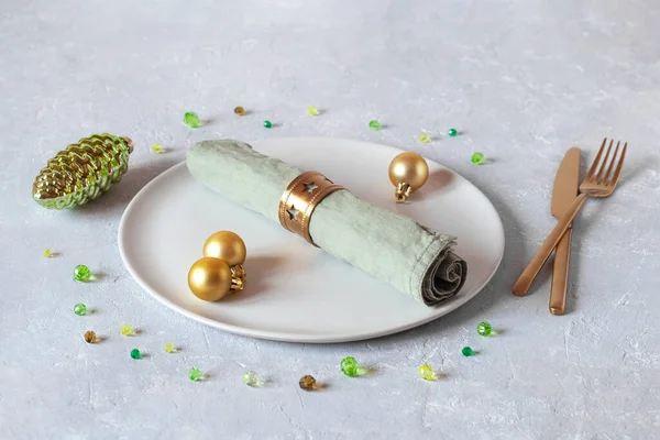 Teller Serviette Und Besteck Verziert Für Weihnachtsessen Goldene Und Grüne — Stockfoto