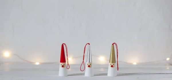 Trois Figurines Père Noël Sur Fond Blanc Guirlande Vue Côté — Photo