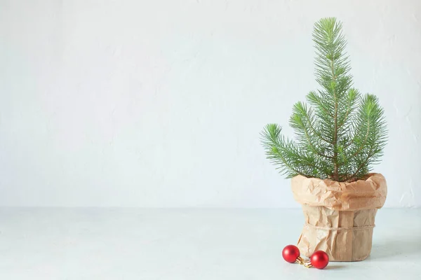 Mini Árbol Navidad Fondo Blanco Pared Bolas Rojas Decorativas Espacio —  Fotos de Stock