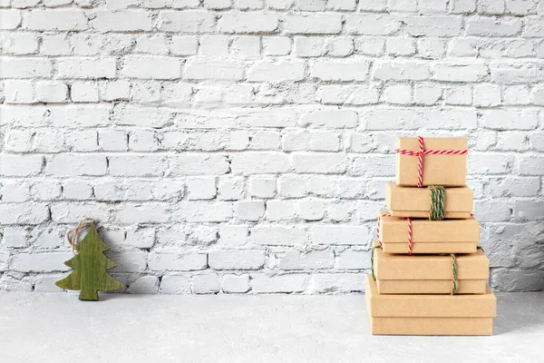 Cajas de regalo de papel artesanal, forma de árbol de Año Nuevo con un pequeño árbol de Navidad de madera —  Fotos de Stock
