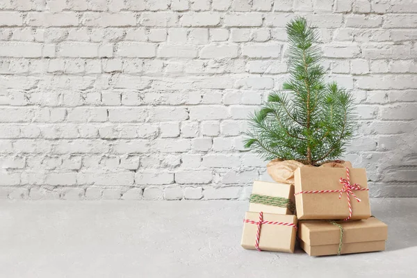 Pequeño árbol de Año Nuevo con cajas de regalo de Navidad, espacio para copiar, cero residuos —  Fotos de Stock