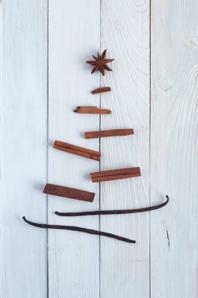 Nový rok kořenící strom ze skořicových tyčinek, vanilkových lusků a anisové hvězdy — Stock fotografie