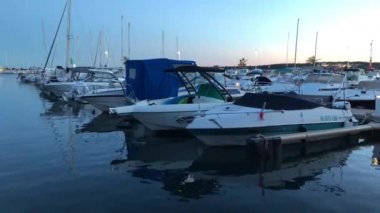 Akdeniz limanında küçük tekneler