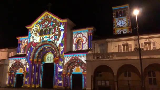 Geanimeerde verlichting op de kerk Notre Dame des Pins in Cannes, Frankrijk — Stockvideo