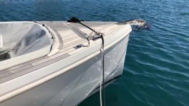 Küçük tekne deniz dalgalarında hafifçe hareket ediyor.