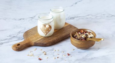 Yoğurt ve yulaf gevreğinin Sevgililer Günü kahvaltısı