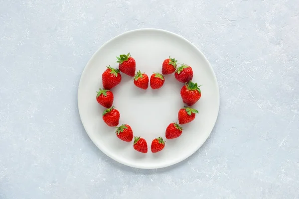 White Plate Strawberries Heart Shape Concept Valentine Day Top View — стоковое фото