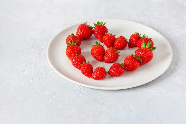 White Plate Strawberries Heart Shape Concept Valentine Day Top View — Stockfoto