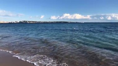 Akdeniz 'in kumsaldaki büyük dalgaları