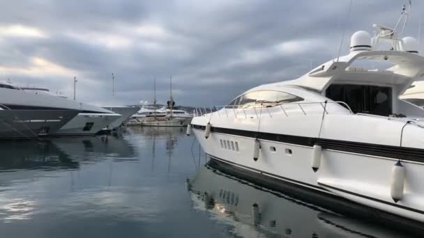 Big White Yacht Moored Marina — Stockvideo