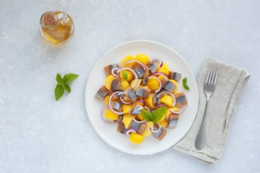Tütsülenmiş burada, patates ve soğan salatası, zeytinyağı sosu.