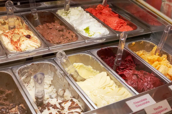 カフェ内の様々な種類のアイスクリーム — ストック写真