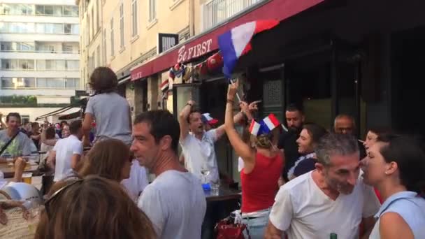 Франция отмечает победу на чемпионате мира по футболу, Канны, 14.07.2018 — стоковое видео
