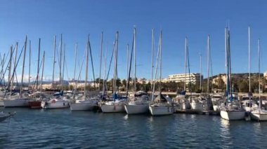 Limanda demirlemiş farklı küçük tekneler, mavi gökyüzü ve deniz