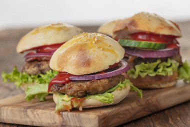 Tahtada dört küçük hamburger