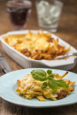 Fırında İtalyan baharatlı peynirli makarna.