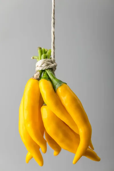 黄色辣椒挂在一根绳子上 — 图库照片