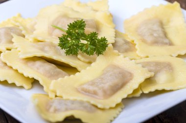 Ev yapımı ravioli makarnası. 