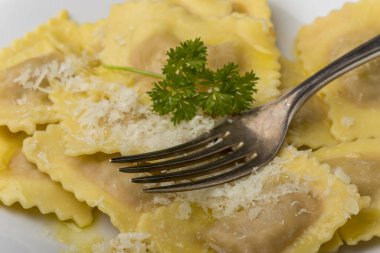 Ev yapımı ravioli makarnası. 