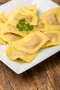 Ev yapımı ravioli makarnası. 