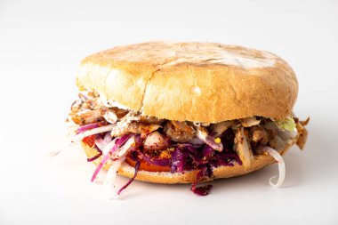 Pita ekmeğinde bir donör kebap 'ın yakın çekimi. 