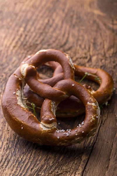 İki bavyera krakeri. 