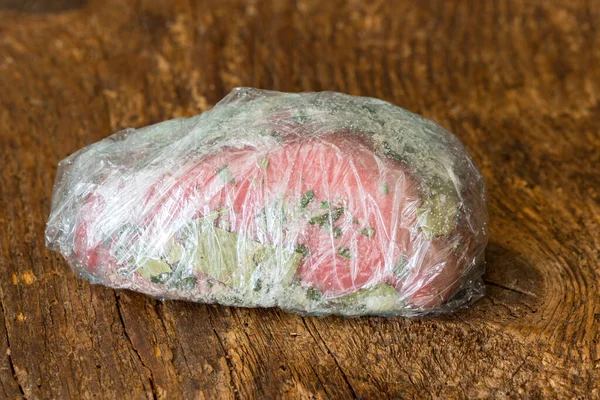 Tahtaya çiğ et sarılmış. 