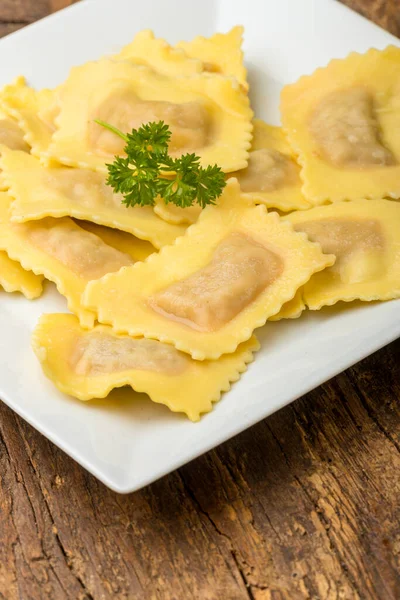 Hemlagad Ravioli Pasta Tallrik — Stockfoto