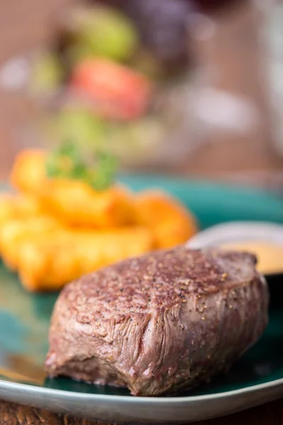 Steak Mit Kroketten Auf Holz — Stockfoto