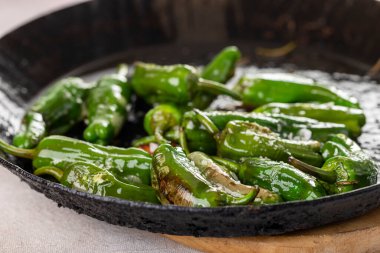 yeşil pimientos de padron ve deniz tuzu