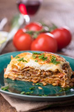 Yeşil tabakta bir porsiyon lazanya