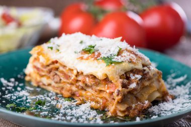 Yeşil tabakta bir porsiyon lazanya