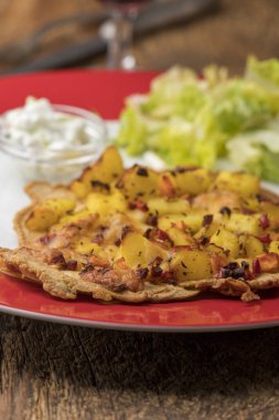 Patates ve salatalı Avusturyalı gözleme.