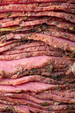 Dilimlenmiş pastırma eti yığını