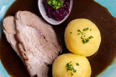 Bavyera usulü kızarmış domuz etli börek.