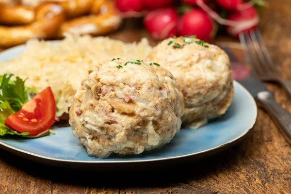 Zwei Speckknödel Mit Sauerkraut Auf Holz — Stockfoto