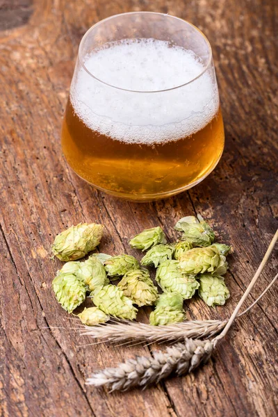 Indiaas Bleek Bier Met Hop Hout — Stockfoto