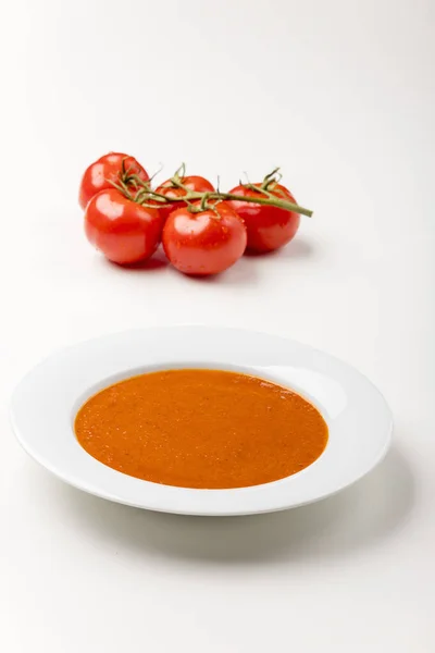 新鮮なトマトスープをボウルに入れ — ストック写真