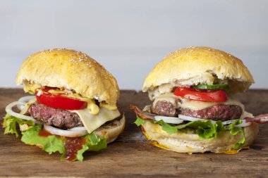 Köy tahtasında ev yapımı hamburger.