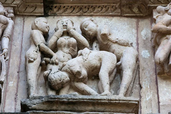khajuraho Hindistan'da taş oymalar
