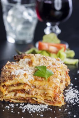 Siyah tahtada taze lazanya.