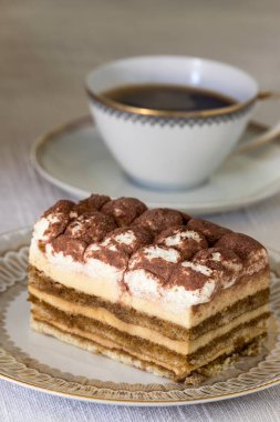 Kahveli bir tabakta tiramisu