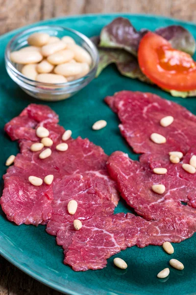 Italský Carne Salada Zeleném Talíři — Stock fotografie