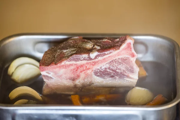 Rauwe Varkensschouder Een Ovenschotel — Stockfoto