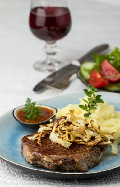 Német Steak Pirított Hagymával — Stock Fotó