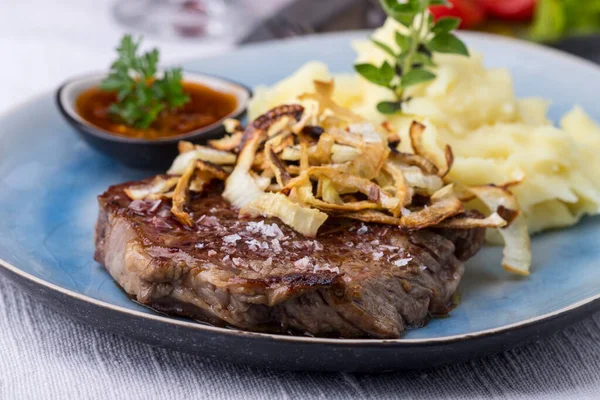 Německý Steak Praženou Cibulí — Stock fotografie