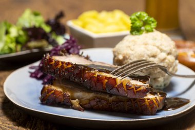 Mavi tabakta taze kızarmış domuz eti.